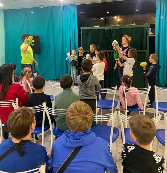В Урае воспитанники социального центра посетили кукольный театр «Жар-птица»