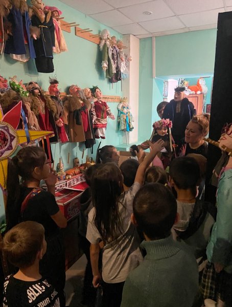 В Урае воспитанники социального центра посетили кукольный театр «Жар-птица»