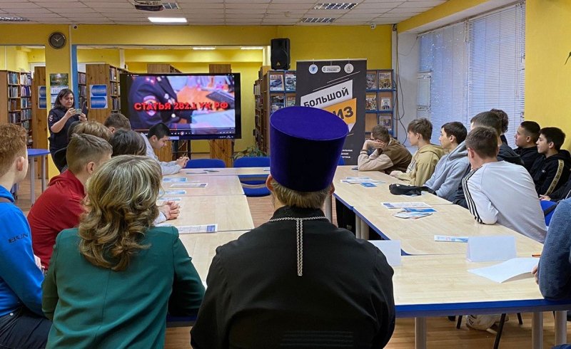 Полицейские и общественники встретились со студентами Уральского промышленно-экономического техникума